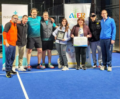 La empresa leonesa Chemo entrega a ALER 770 firmas para ampliar el cribado neonatal tras celebrar su 2º Torneo de Pádel solidario