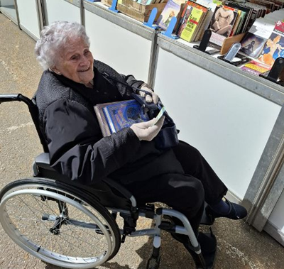 Más de 100 años y un libro en francés bajo el brazo, 'carpe diem' para saber envejecer